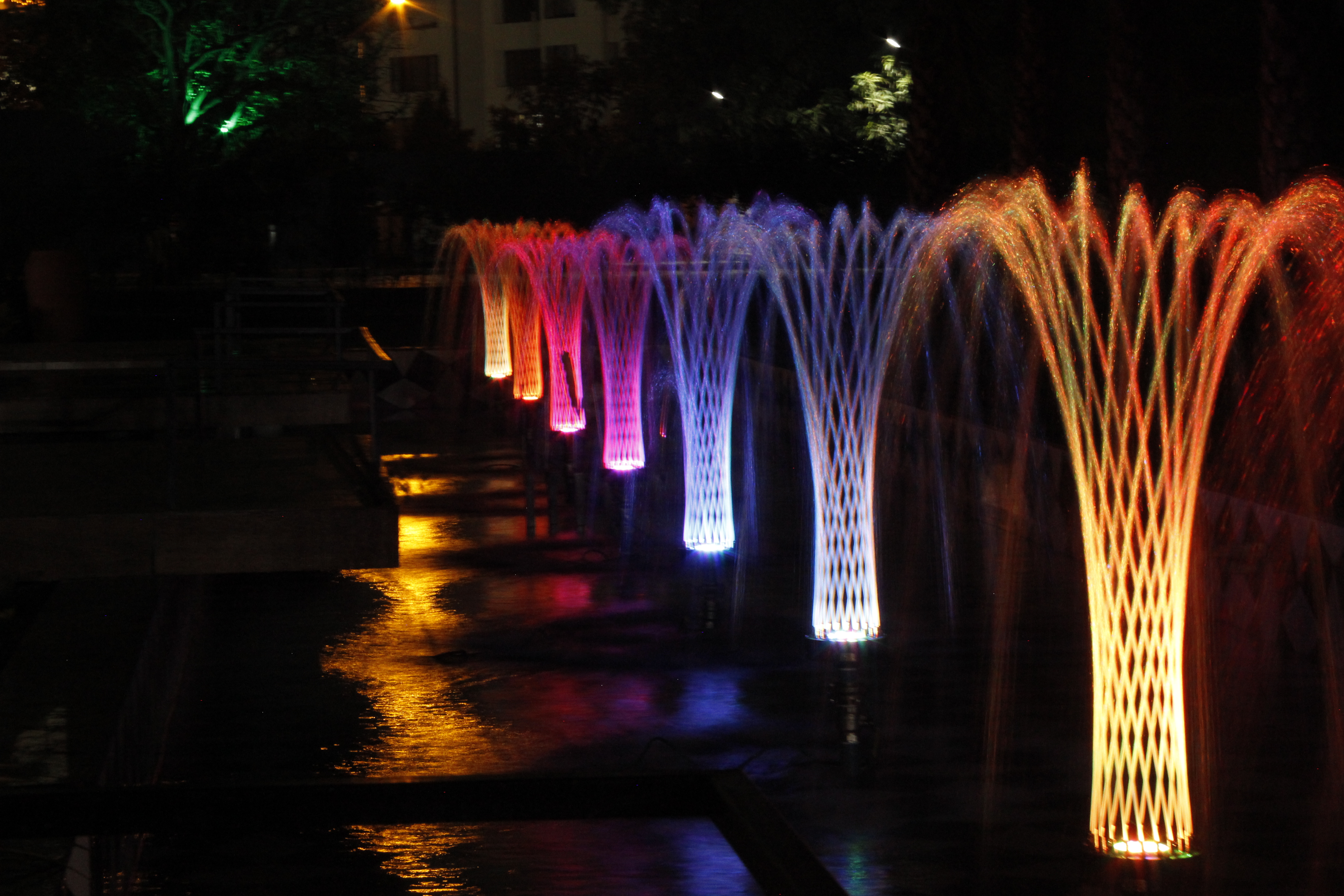 Светящиеся фонтаны. Подсветка струи фонтана. Светящаяся струя воды. Светящиеся струи. Струя воды фонтан.
